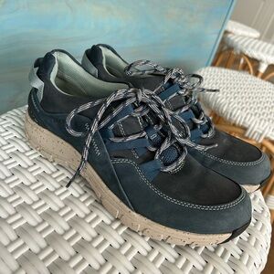 Clarkes Women’s size 9 Waterproof Leather Hiking/Walking Shoe